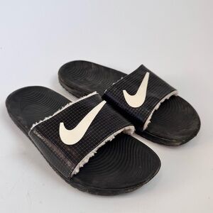 Nike Black and White Sherpa Lined Slide Sandals Kids size 4Y